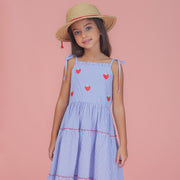 Vestido Infantil Bambollina Três Marias Morango Listras Azul - frente do vestido na menina