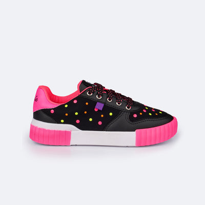 Tênis Feminino Tweenie Liriah Celebrar com Tachas Preto e Pink Fluor - lateral do tênis com tachas.jpg