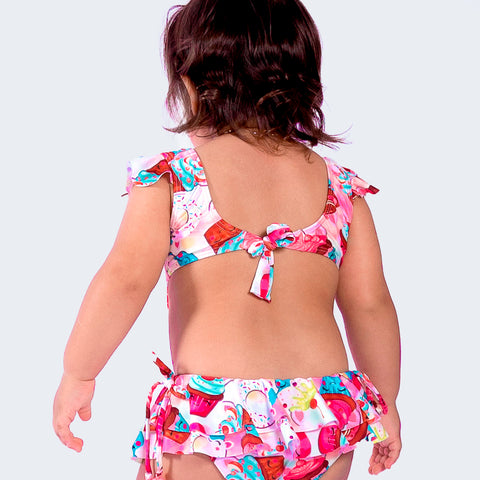 Maiô Bebê Viva Flor Cupcake Granulado com Babados e Pom Pom Colorido - costas do maiô na menina
