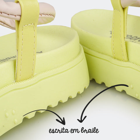 Sandália Feminina Tweenie #Funny de Amarrar Tiras Comfy Nude e Verde - escrita na sola em braile 