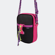 Bolsa Tiracolo Tweenie com Alça Cordão Colorido Preta e Pink - foto da bolsa pendurada 
