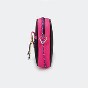 Bolsa Tiracolo Tweenie com Alça Cordão Colorido Preta e Pink - foto da lateral com metal prata 