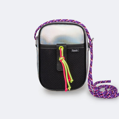 Bolsa Tiracolo Tweenie com Alça Cordão Colorido Holográfica Prata e Preta - frente da bolsa com cordão 