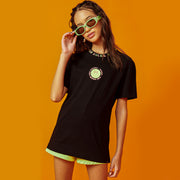 Camiseta Infantil Vic&Vicky Over Emoji Neon Preta - Foto na menina de frente