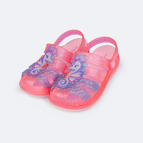 Sandália Crocker Infantil Pampili Glee Cavalo Marinho Pink - frente da sandália com glitter