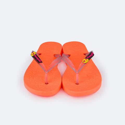 Chinelo Infantil Pampili Likes Emoji Love Eco Amigável Laranja Neon - frente do chinelo com tira transparente 