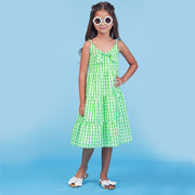 Vestido Pré-Adolescente Bambollina Xadrez Três Marias com Laço Verde e Branco - 8 a 12 Anos - menina com o vestido xadrez