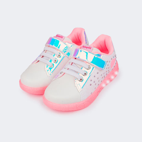 Tênis de Led Infantil Pampili Sneaker Seja Luz Glitter Strass Branco e Rosa Neon - frente do tênis com material holográfico