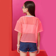 Camiseta Infantil Vick&Vicky Sobreposição e Top Branco e Rosa Neon - costas da menina com a camiseta e top