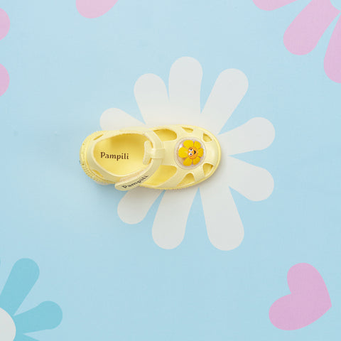 Sandália Infantil Primeiros Passos Confort Baby Patch Florzinha Chocalho Amarelo.