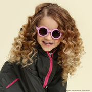 Óculos de Sol Infantil KidSplash! Eco Proteção UV Redondo Lavanda - Foto na menina