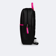 Mochila Infantil Pampili Bordado Coração Preta e Pink Fluor - lateral da mochila com pingente pink 