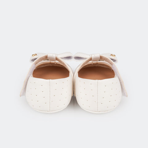 Sapato de Bebê Pampili Nina Calce Fácil Perfuros e Laço Branco  - foto da parte traseira do sapato infantil 