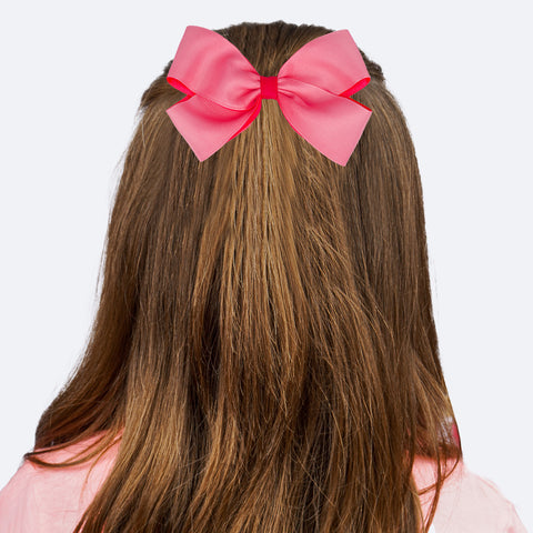 Presilha de Cabelo Pampili Laço Rosa e Pink - foto do laço no cabelo da menina