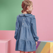 Vestido Jeans Infantil Kukiê Gola com Babados Azul - costas do vestido na menina