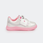 Tênis Infantil Feminino Pampili Pom Pom Bichinho Perolado Branco e Rosa  - lateral do tênis com detalhe lúdico