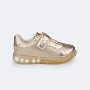 Tênis de Led Infantil Pampili Sneaker Luz Calce Fácil com Perfuros Dourado - lateral do tênis com luzes de led acesas