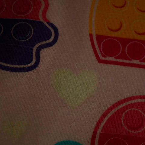 Pijama Infantil Cara de Criança Brilha no Escuro Calça Pop It Branco e Colorido - estampa acende no escuro