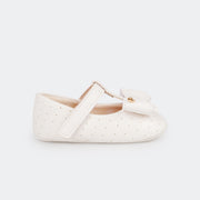 Sapato de Bebê Pampili Nina Calce Fácil Perfuros e Laço Branco -  foto da lateral com tira de fechamento em velcro 