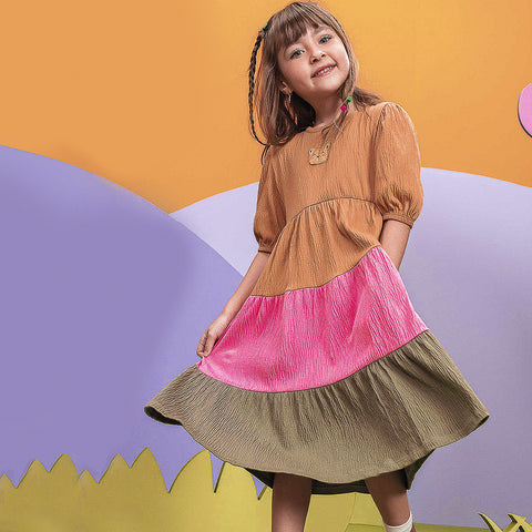 Vestido Infantil Kukiê Midi Camadas Caramelo Verde e Rosa - frente vestido infantil camadas