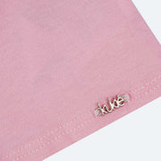 Cropped Infantil Kukiê Emoji Strass Rosa Claro - detalhe de metal da marca