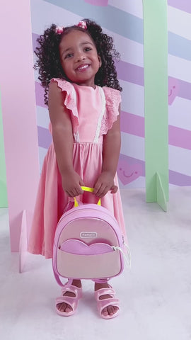 Bolsa Mochila Infantil Pampili Coração Holográfica Rosa Bale Novo - menina mostrando a mochila 