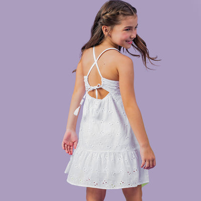 Vestido Infantil Infanti Laise Branco - costas do vestido na menina