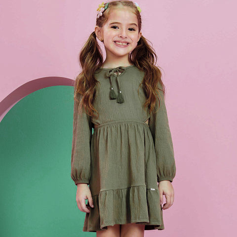 Vestido Infantil Kukiê Textura e Pompom Verde - frente do vestido na menina