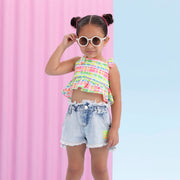 Conjunto Kids Mon Sucré Top Multicolorido e Short Jeans - menina vestindo conjunto