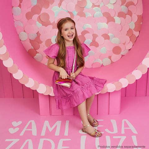 Sandália Infantil Pampili Cherrie Tira Comfy Strass Dourada e Colorida - menina com a sandália dourada