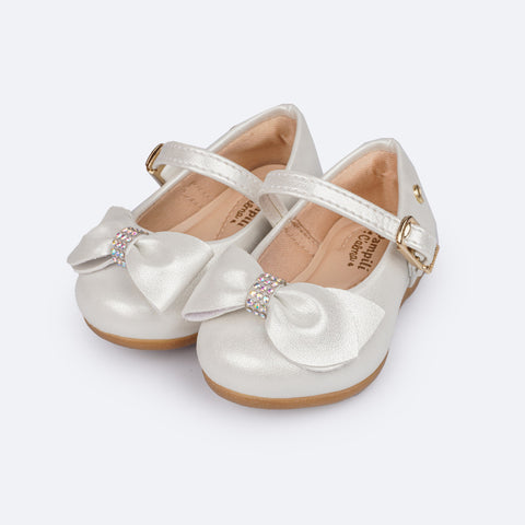 Sapato Infantil Pampili Mini Angel com Laço e Strass Perolado Branco - frente do sapato menina