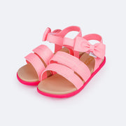 Sandália Papete Infantil Pampili Mini Fly Calce Fácil com Laço Rosa Neon Luz - frente da sandália com bordado 