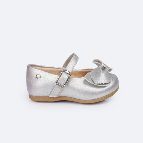 Sapato Infantil Pampili Mini Angel com Laço e Strass Prata - lateral com fivela fácil de calçar